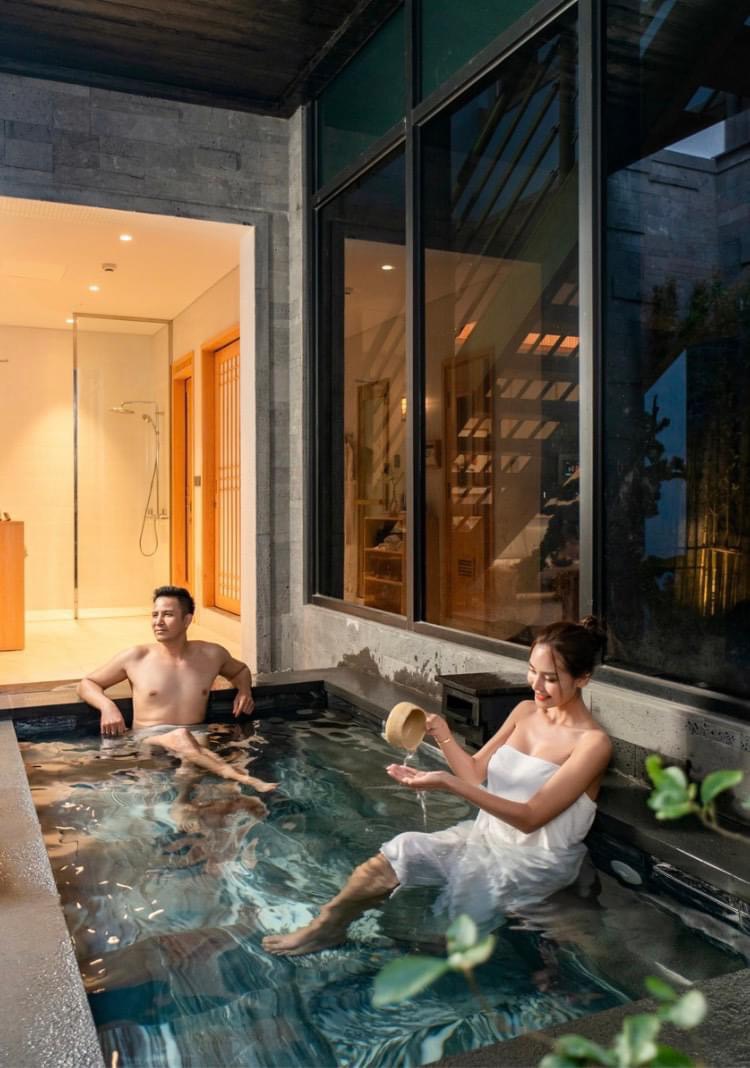 Bể ngâm khoáng ở Villa Yama Onsen Quang Hanh