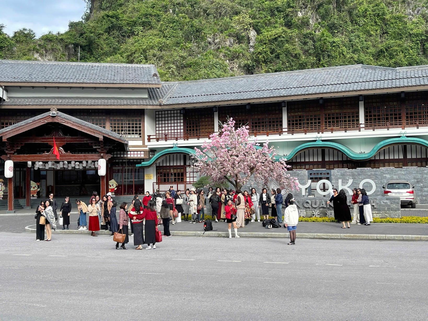 Khách hàng đến tắm khoáng nóng Yoko Onsen Quang Hanh ngày 20/11