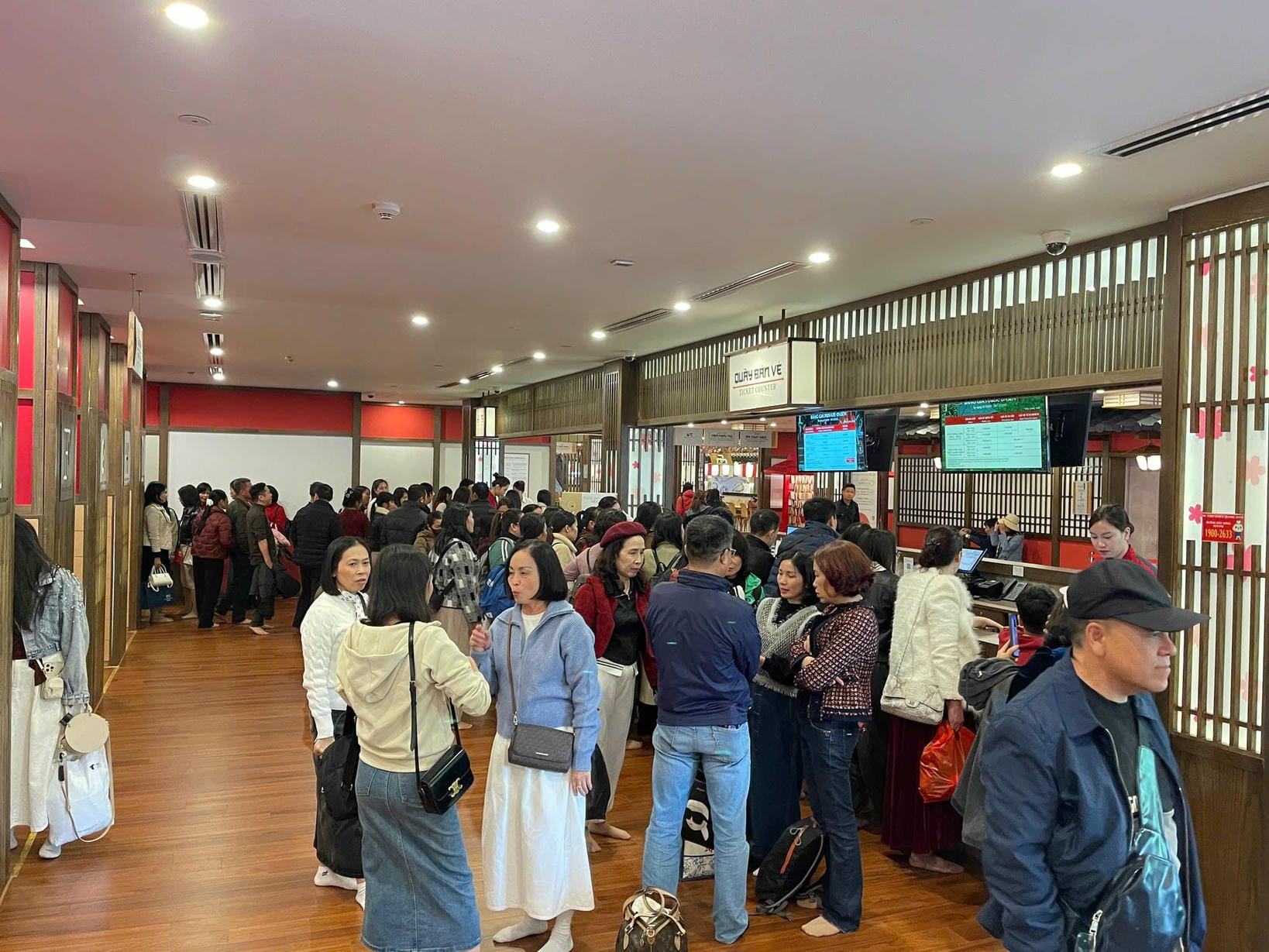 Khách hàng đến tắm khoáng nóng Yoko Onsen Quang Hanh ngày 20/11