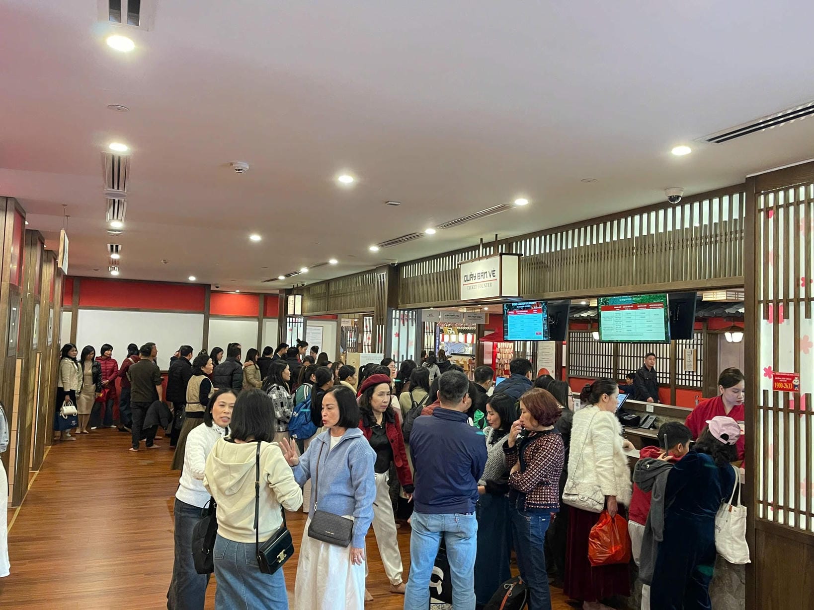 Khách hàng đến tắm khoáng nóng Yoko Onsen Quang Hanh ngày 20/11