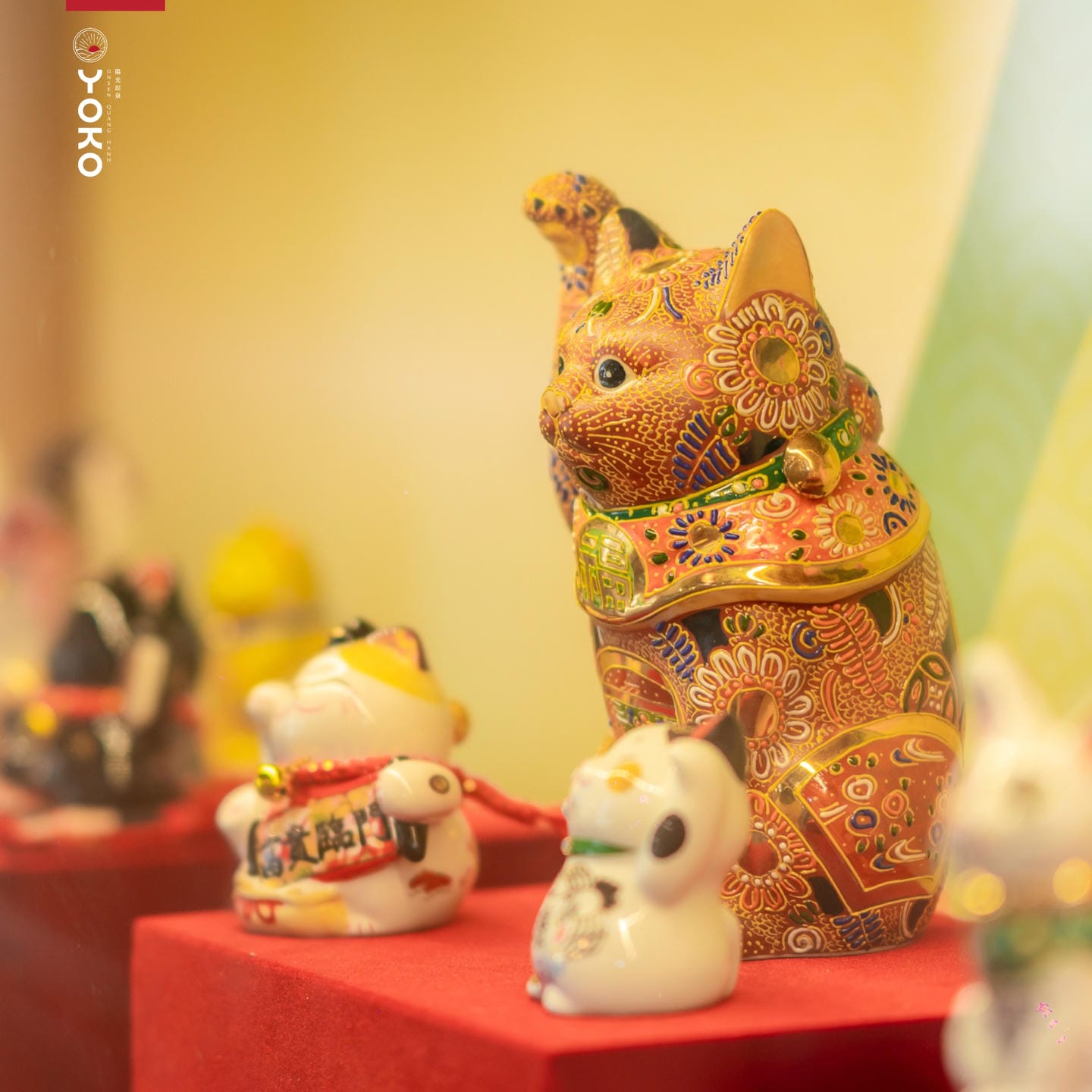 Mèo Maneki Neko mang lời chúc may mắn tại Yoko Onsen Quang Hanh