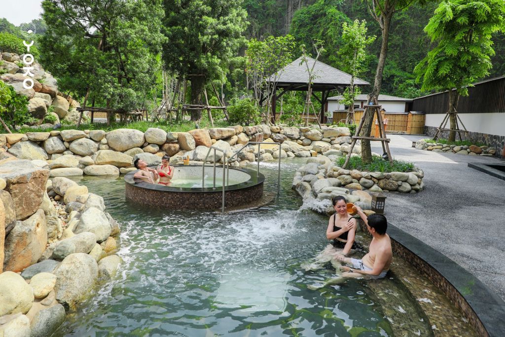 Tắm khoáng nón Onsen Quang Hanh