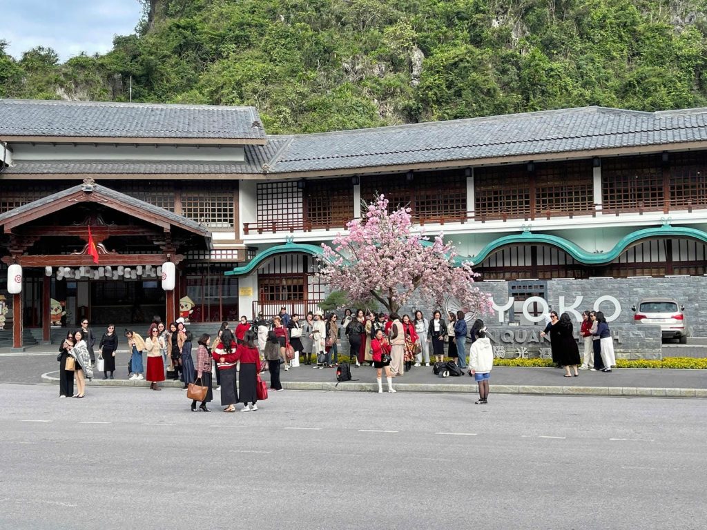 Khách hàng đến tắm khoáng nóng Yoko Onsen Quang Hanh ngày 20/11