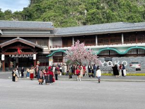 Khách hàng đến tắm khoáng nóng Yoko Onsen Quang Hanh ngày 20/11